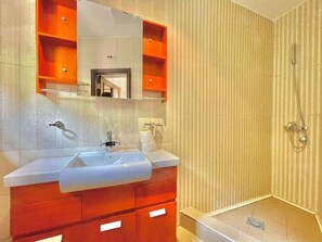 Studio de base | Salle de bain | Douche, séchoir à cheveux, serviettes fournies, shampooing