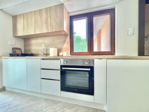 Studio – basic | Eget kjøkken | Kjøleskap, ovn, kokeplater og kjøkkenutstyr