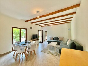 Appartement classique | Aire de séjour | Téléviseur ACL