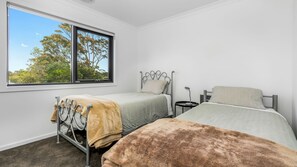 5 bedrooms, iron/ironing board, free WiFi, bed sheets - Ocean Oasis on Kenneth (Inverloch)