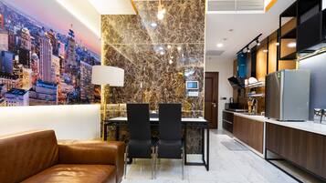 City Studio, 1 Bedroom, Accessible, Kitchen | In-room dining