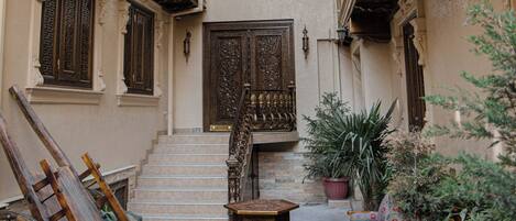 40-cm Smart TV with digital channels, Netflix, heated floors