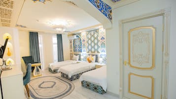 标准三人房 | 办公桌、笔记本电脑工作区、免费 WiFi、床单