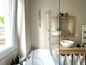 Haartrockner, Handtücher, Seife, Shampoo