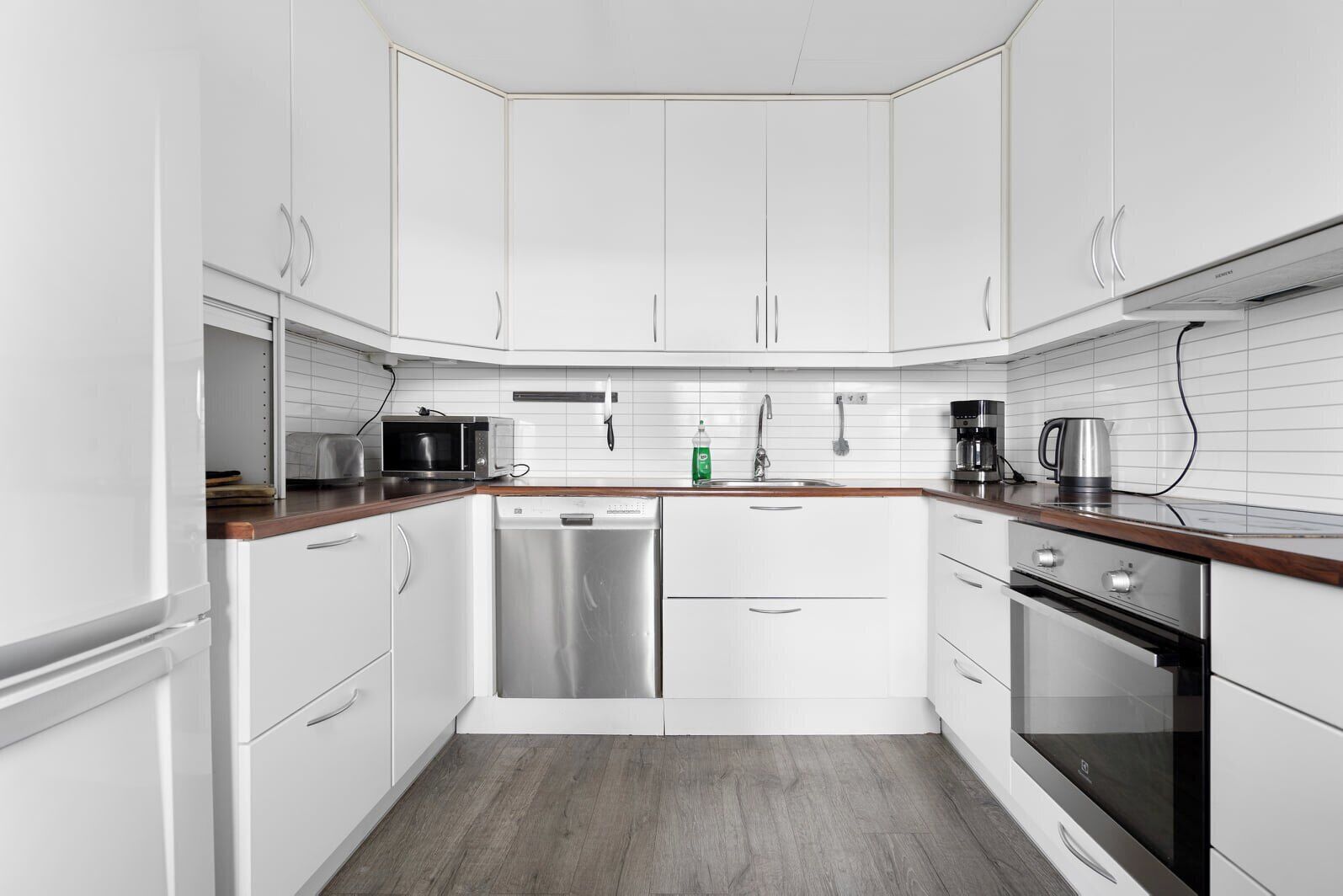 Kühlschrank, Mikrowelle, Ofen, Herdplatte