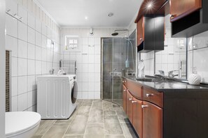 Baignoire et douche séparées, baignoire relaxante profonde