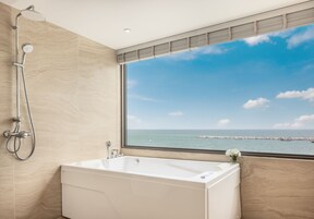 免费洗浴用品、吹风机、浴袍、拖鞋