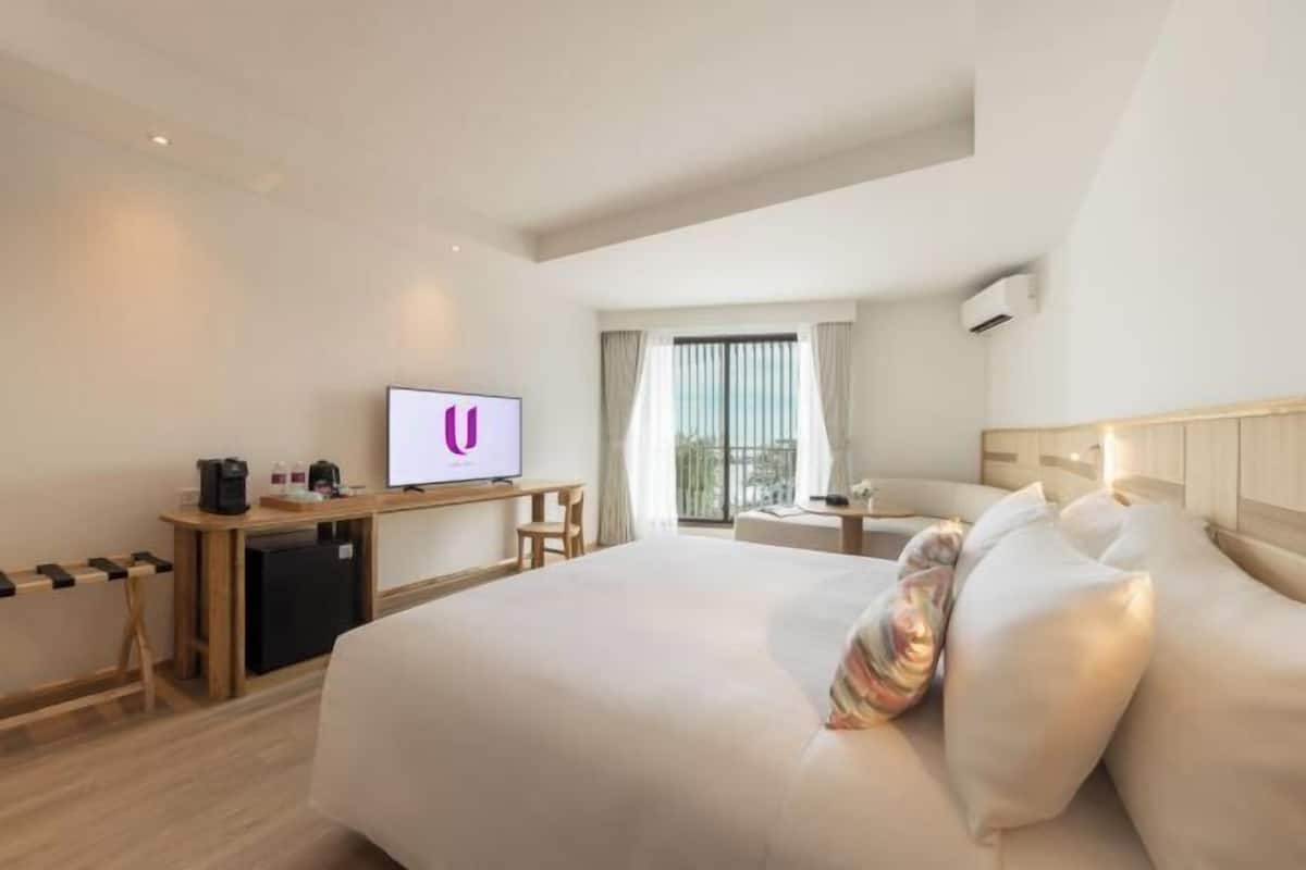 Isi minibar gratis, kedap suara, Wi-Fi gratis, dan seprai linen