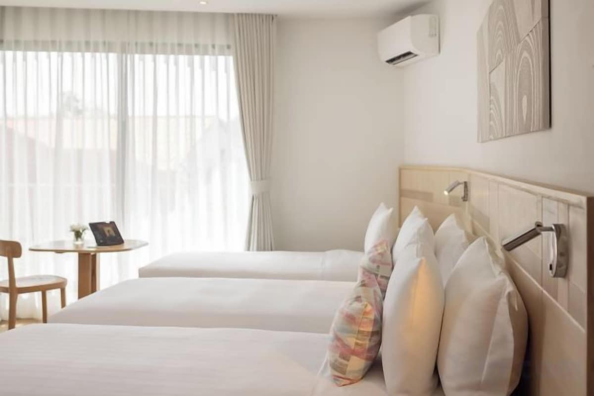 Minibar (con algunos artículos gratuitos) y sistema de insonorización