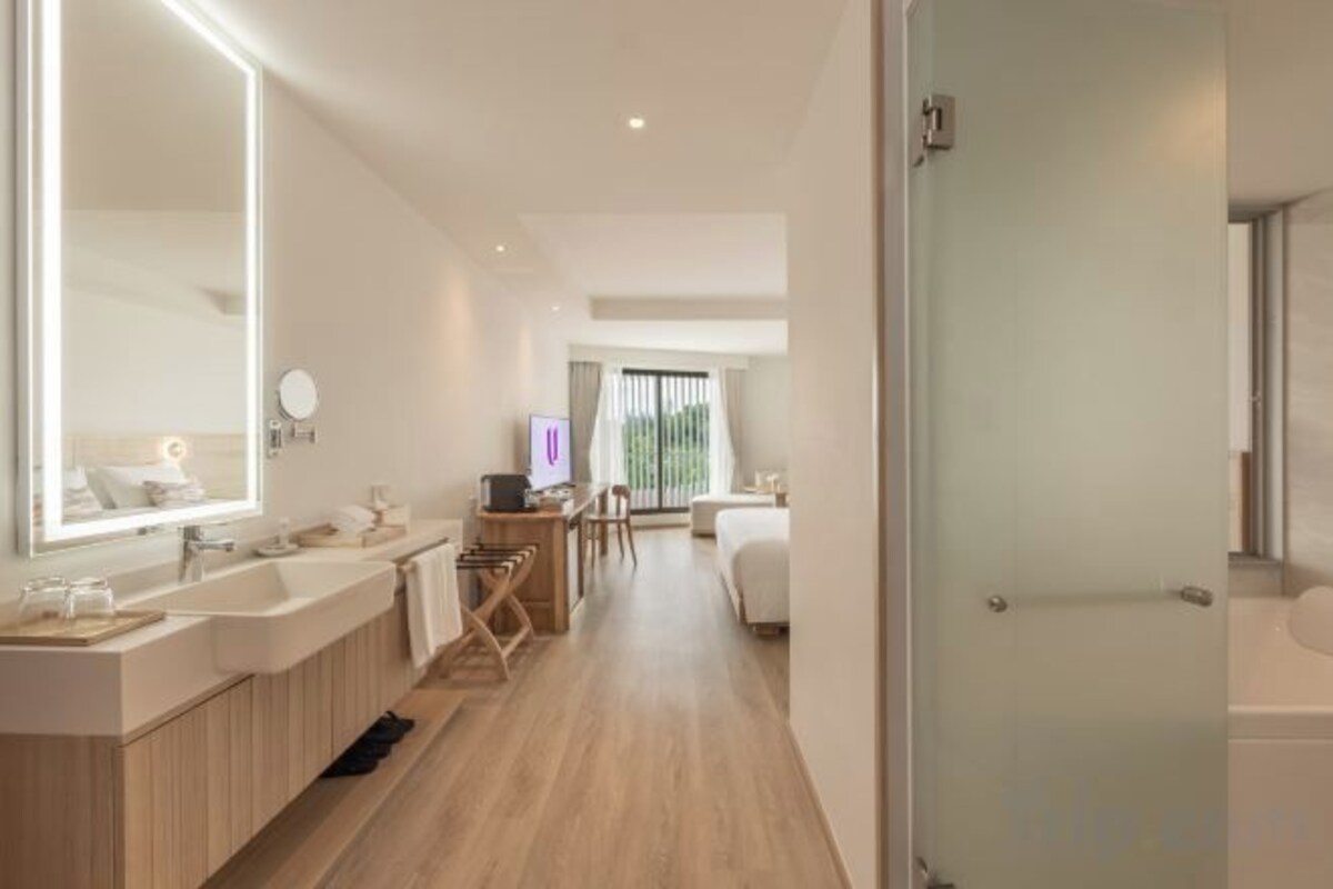 Superior Seascape with Bathtub (24 Hours Use of Room)