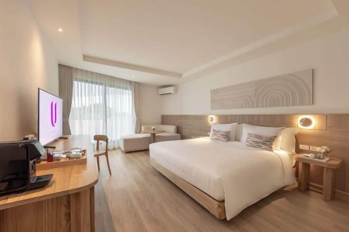 Isi minibar gratis, kedap suara, Wi-Fi gratis, dan seprai linen