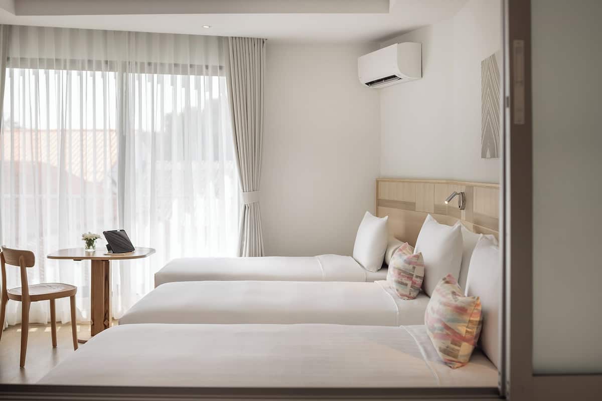 Kamar Triple Keluarga | Isi minibar gratis, kedap suara, Wi-Fi gratis, dan seprai linen