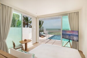 Cozy Beachfront Pool Villa | Frigobar (abastecido com alguns itens grátis), quartos à prova de som