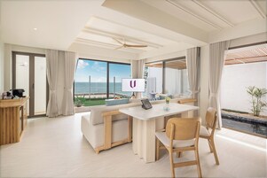 Beachfront Pool Villa | 起居区 | 智能电视