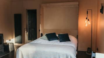 1 bedroom, desk, WiFi, bed sheets