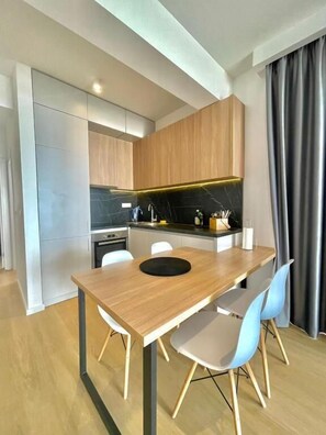 Apartamento superior | Cozinha privada | Geladeira, cooktop, talheres/pratos/utensílios de cozinha