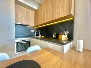 Apartamento superior | Cozinha privada | Geladeira, cooktop, talheres/pratos/utensílios de cozinha