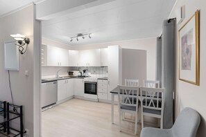 Apartment | Private kitchen | Fridge, microwave, oven, stovetop - Lovly 3 Bedroom Apartment With the View of Aurora (Tromsø)