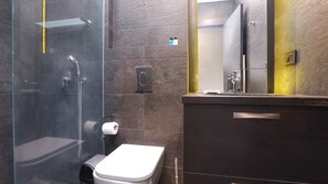 Luxury Studio Suite | Bathroom