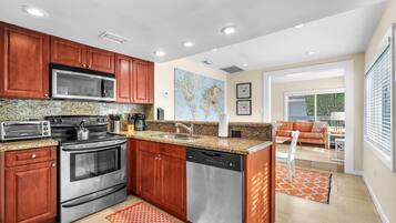 Een koelkast, een microgolfoven, een oven, een kookplaat