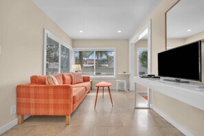 TV, offices - Cozy Renovated Key West 2/1 Cottage in Coco Grove (Miami)