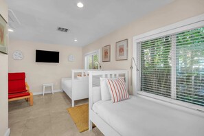 2 bedrooms, iron/ironing board, WiFi, bed sheets - Cozy Renovated Key West 2/1 Cottage in Coco Grove (Miami)