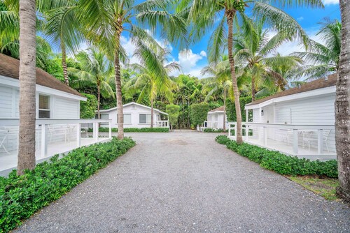 Cozy Renovated Key West 2/1 Cottage in Coco Grove