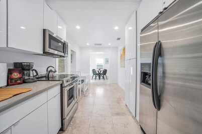 Newly Remodeled Grove Bay | 1/1 Cottage