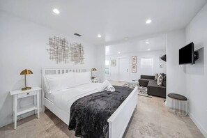 1 bedroom, iron/ironing board, WiFi, bed sheets - Tropical Grove Bay 1/1 | Newly Renovated Escape (Miami)