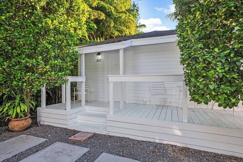 Tropical Grove Bay 1/1 | Newly Renovated Escape