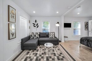 TV - Tropical Grove Bay 1/1 | Newly Renovated Escape (Miami)