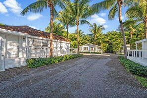 Property grounds - Tropical Grove Bay 1/1 | Newly Renovated Escape (Miami)