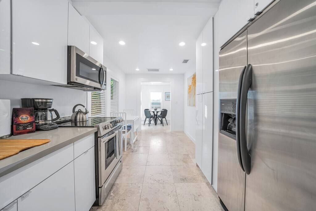 Een koelkast, een microgolfoven, een oven, een kookplaat