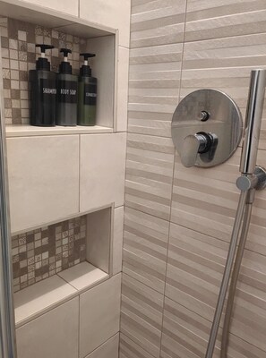 Dusche, Bidet, Handtücher, Seife