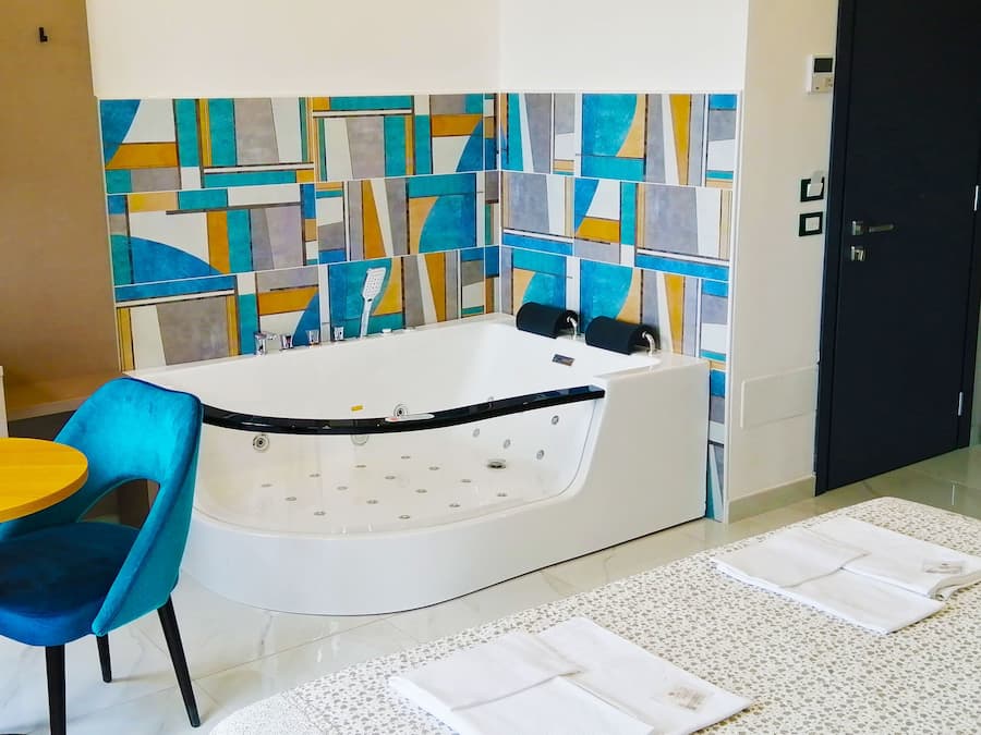 Luxe kamer | Hypoallergeen beddengoed, donzen dekbedden, een kluis op de kamer