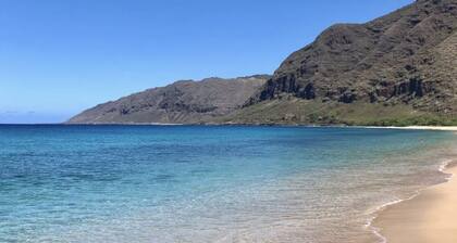 Stunning Makaha: Fabulous ocean view. Free parking, A/C and wifi. Sparkling pool