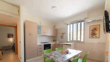 Fridge, oven, stovetop, coffee/tea maker