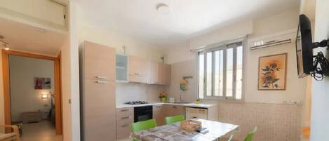 Fridge, oven, stovetop, coffee/tea maker