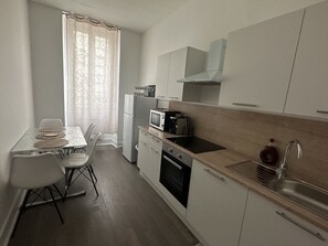 Kühlschrank, Mikrowelle, Ofen, Herdplatte