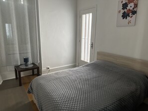 3 habitaciones, tabla de planchar con plancha y cuna de viaje 