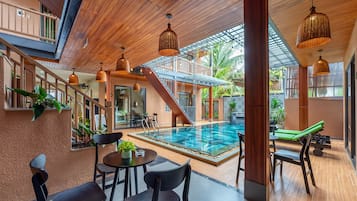 Kamar Triple Deluks, pemandangan kolam renang | Seprai antialergi, minibar, brankas, dan meja kerja