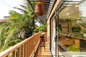 ملاءات للفراش لا تسبب الحساسية وميني بار وخزنة داخل الغرفة ومكتب