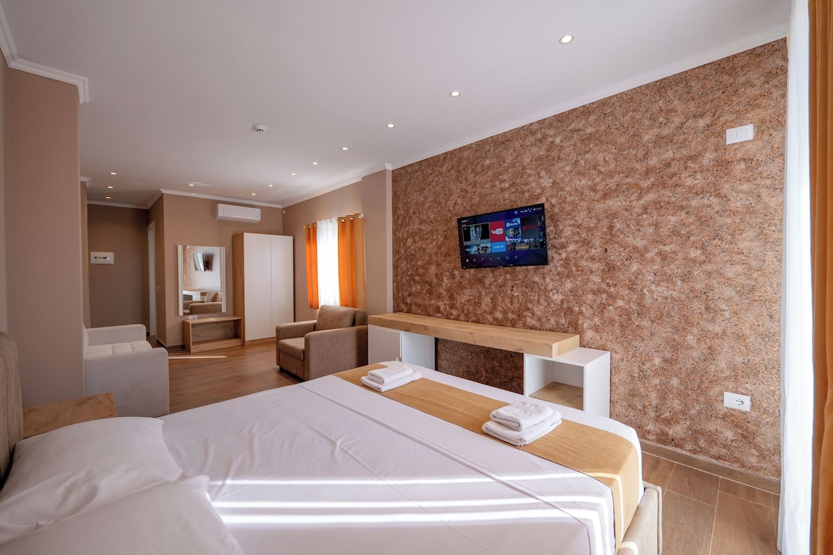 Deluxe driepersoonskamer, balkon | Hypoallergeen beddengoed, een kluis op de kamer, geluiddichte muren