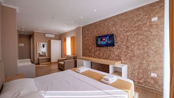 Habitación triple Deluxe, balcón | Ropa de cama hipoalergénica y caja de seguridad en la habitación