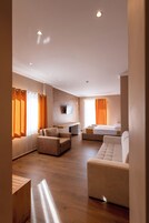 Ropa de cama hipoalergénica y caja de seguridad en la habitación 