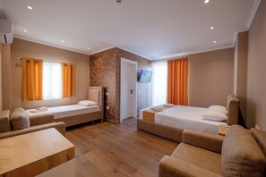 Ropa de cama hipoalergénica y caja de seguridad en la habitación 