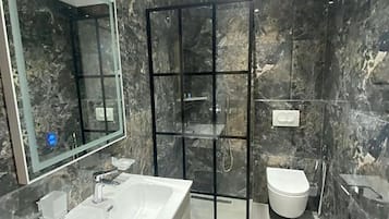 Douche, douche à « effet pluie », articles de toilette gratuits