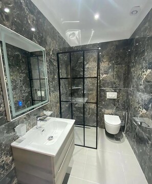 Shower, rainfall showerhead, free toiletries, hair dryer - Lider Hotel (Ksamil)