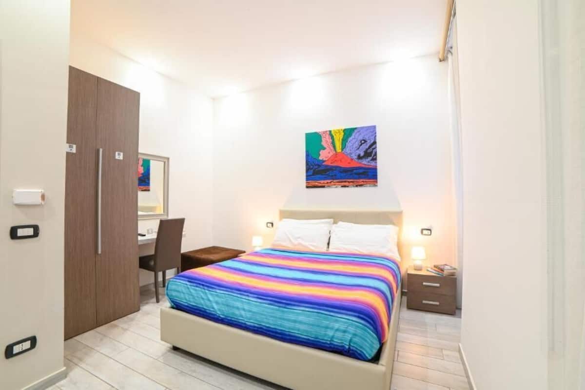 Verdunkelungsvorhänge, schallisolierte Zimmer, Bügeleisen/Bügelbrett