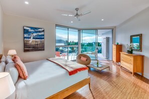 4 bedrooms, individually decorated, individually furnished, desk - Pavillions 25 Penthouse with Marina View (Whitsundays)